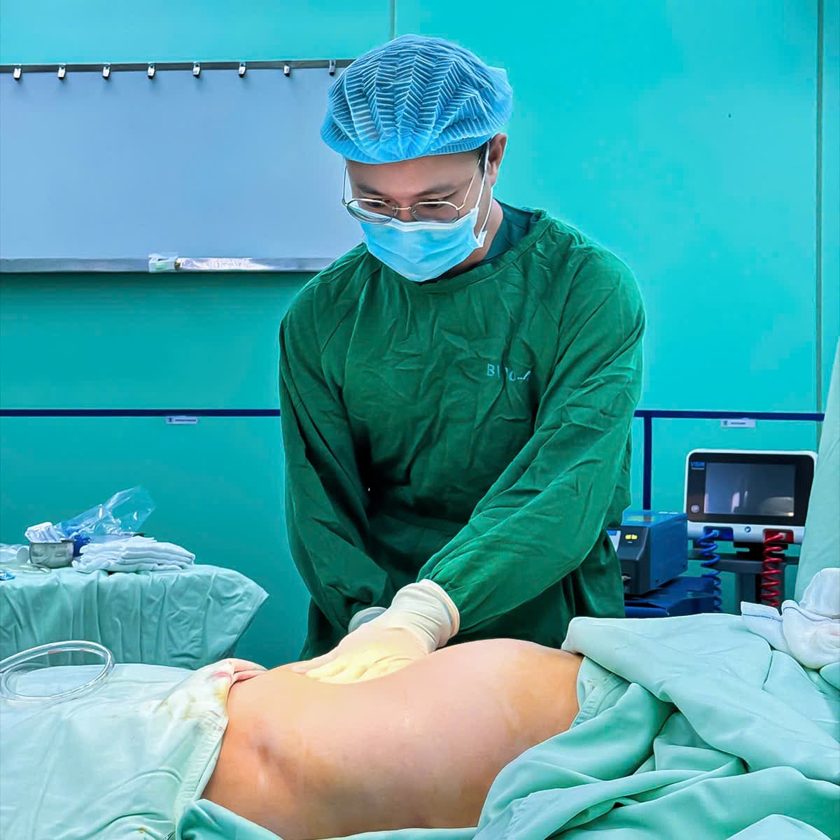 Tiến hành hút mỡ